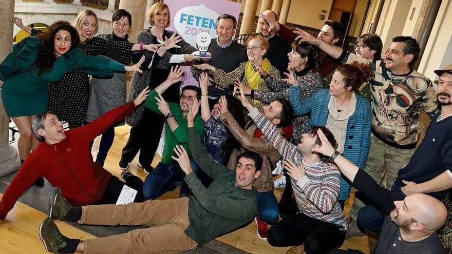 Foto de grupo, ayer, en el Centro Antiguo Instituto, de los representantes de las compañías teatrales asturianas y de los organizadores de Feten.