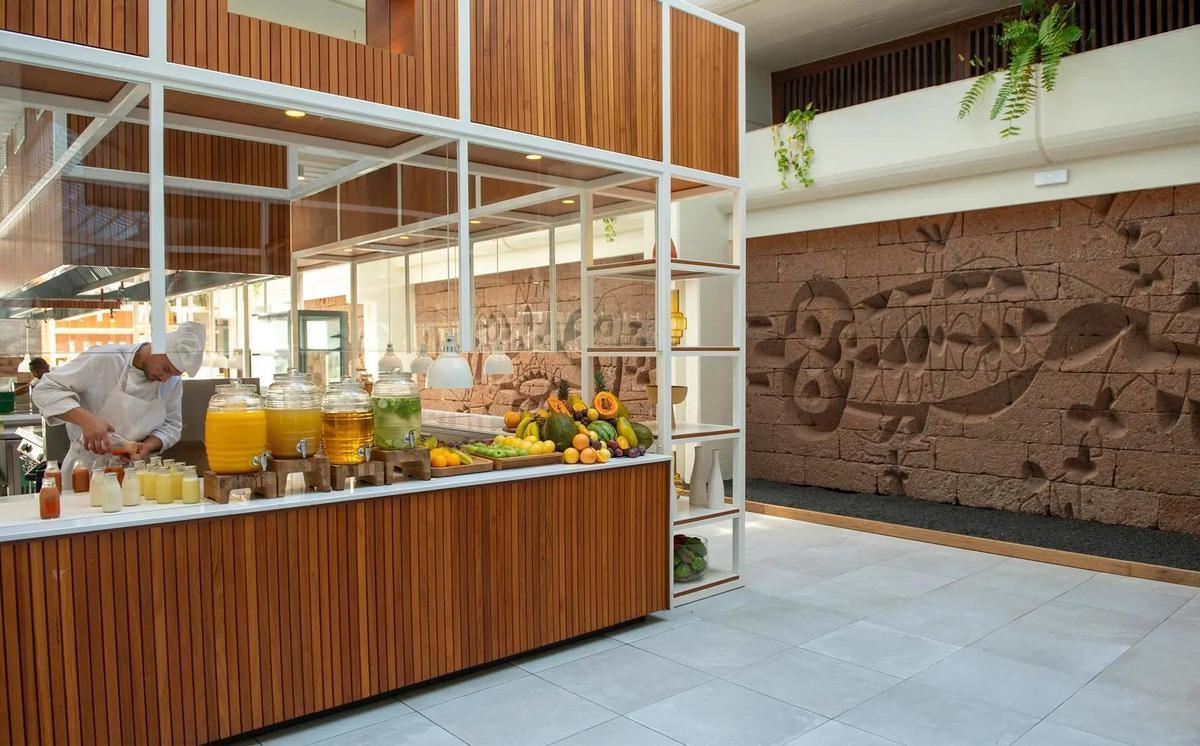 Mural de lava en el Hotel el Salinas