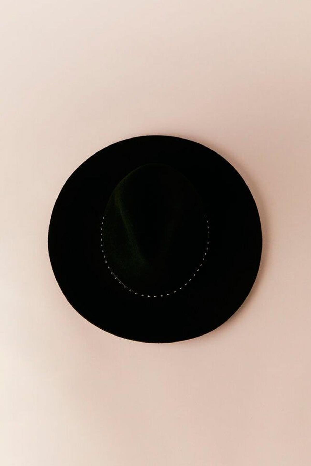 Sombrero negro con tachas de Slow Love x Cortefiel. (Precio: 39,99 euros)