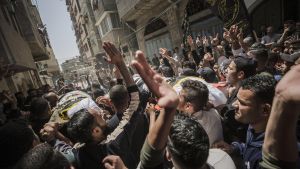 Palestinos en el entierro en Gaza de un integrante de terrorista YIP, este jueves.