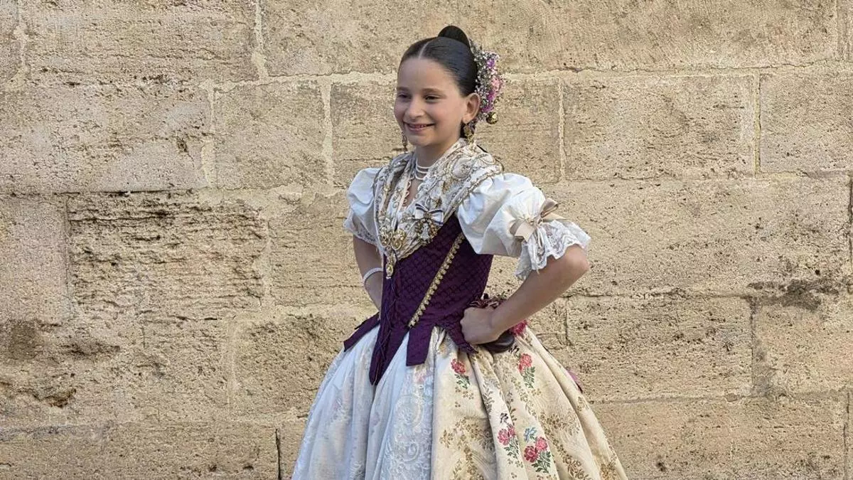 Marta Mercader conecta cuatro generaciones en su traje de la dansà infantil