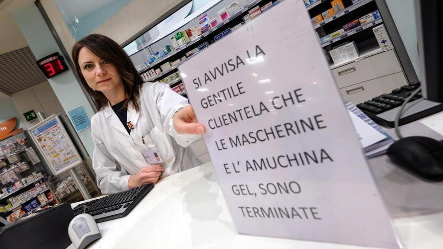 Una farmacia cuelga el cartel de mascarillas agotadas.