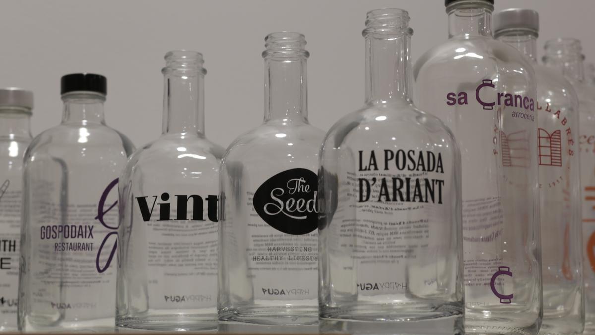 El uso de botellas de vidiro personalizadas permite reducir el consumo de plástico de un solo uso.