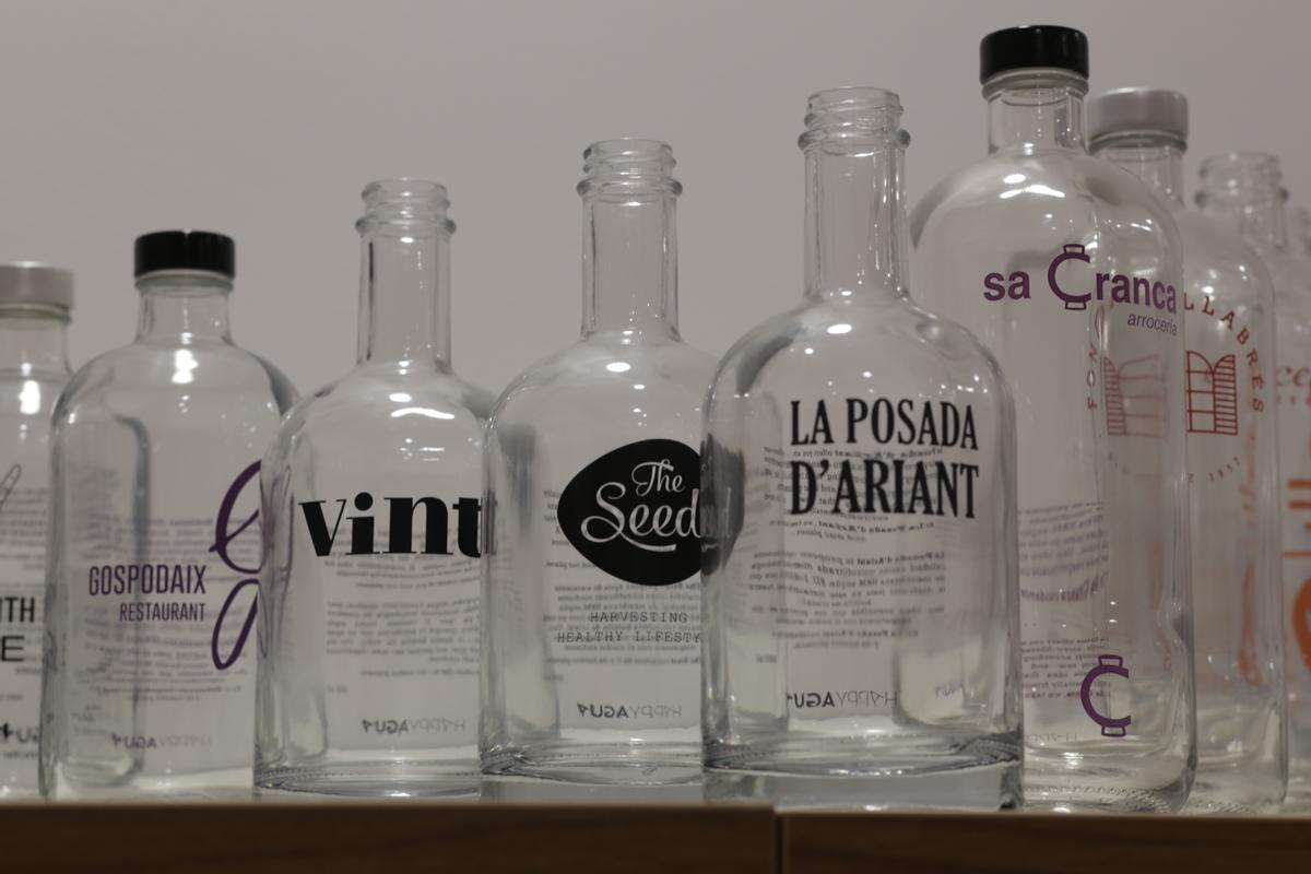 El uso de botellas de vidiro personalizadas permite reducir el consumo de plástico de un solo uso.