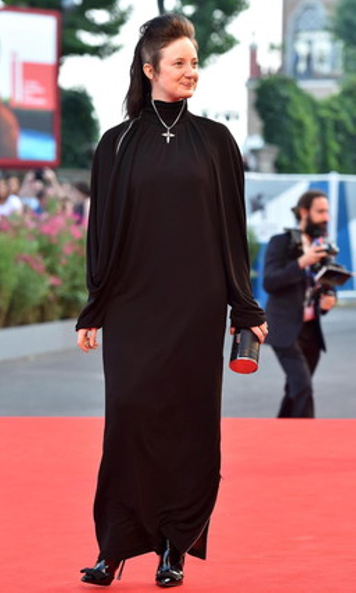 La actriz británica y miembro del reparto Andrea Riseborough ha sido una de las invitadas que más ha llamado la atención en la alfombra roja de Venecia.