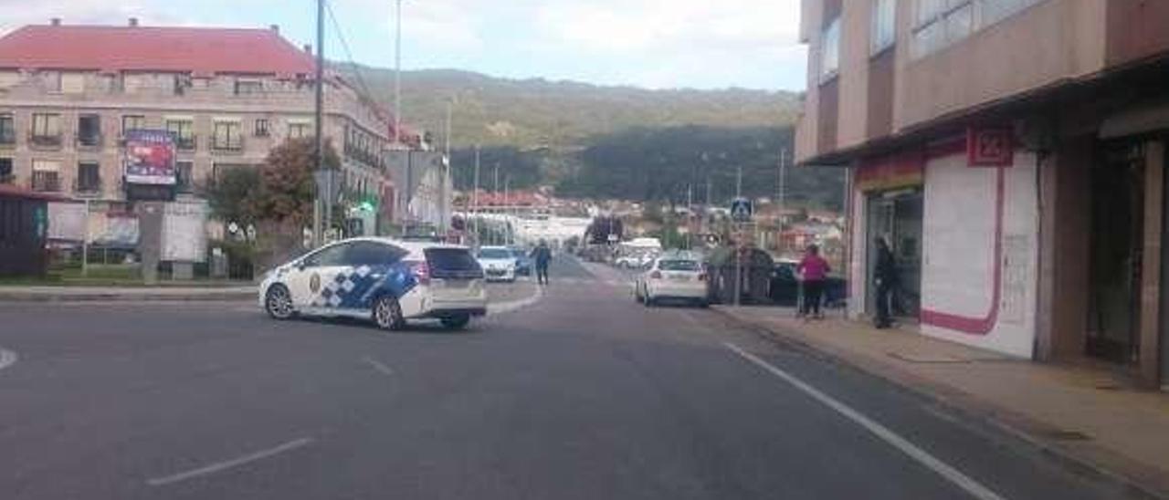 Un control de la Policía Local de Moaña en la rotonda de Salitre.