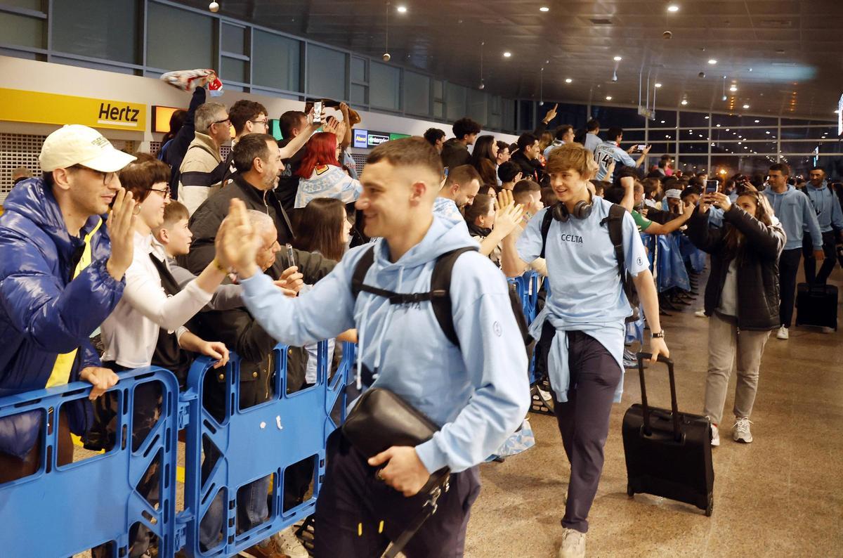 La llegada del Celta a Peinador tras la victoria ante el Olympique de Lyon