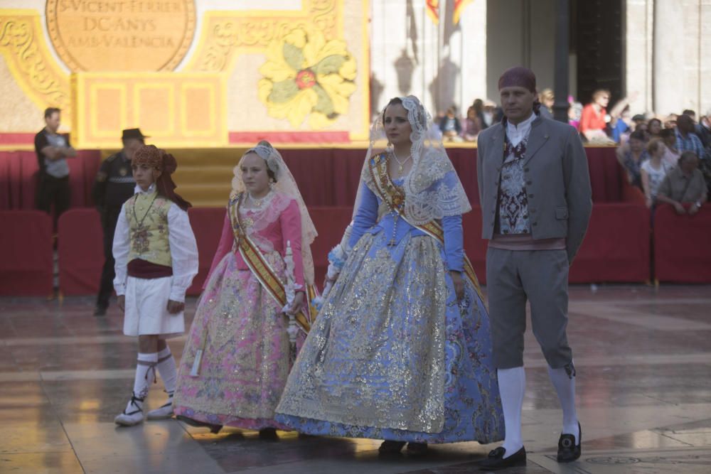 Desfile de las falleras mayores de las diferentes comisiones durante la procesión general de la Mare de Déu dels Desemparats.