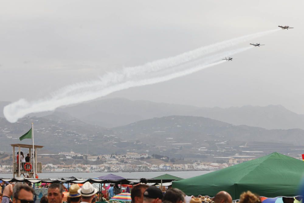 Miles de personas disfrutan a pie de playa del espectáculo protagonizado por el Ejército del Aire