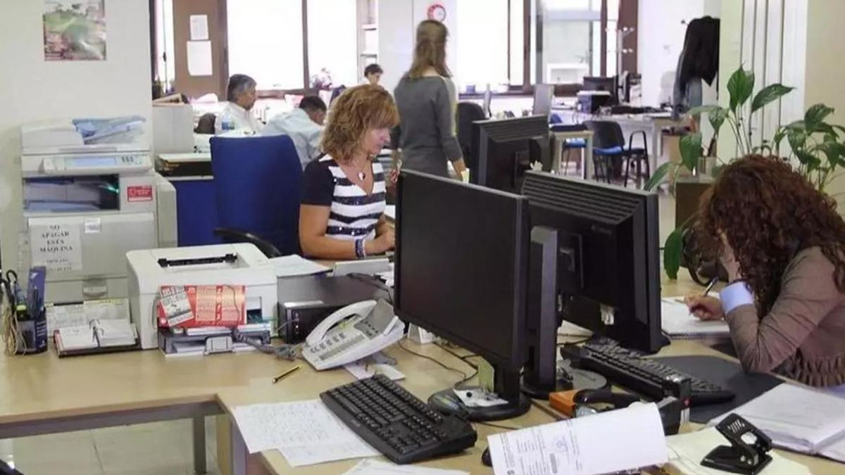 Funcionarios en una imagen de archivo.