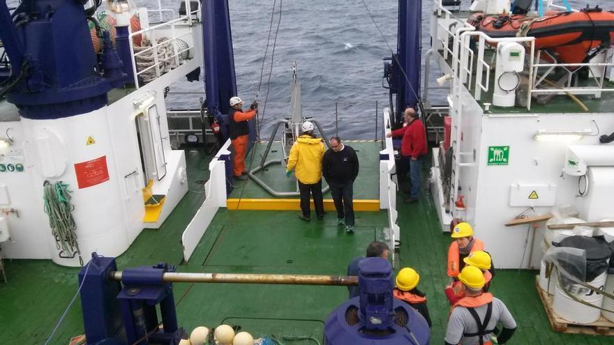 Los exploradores, a bordo del barco Ramón Margalef.