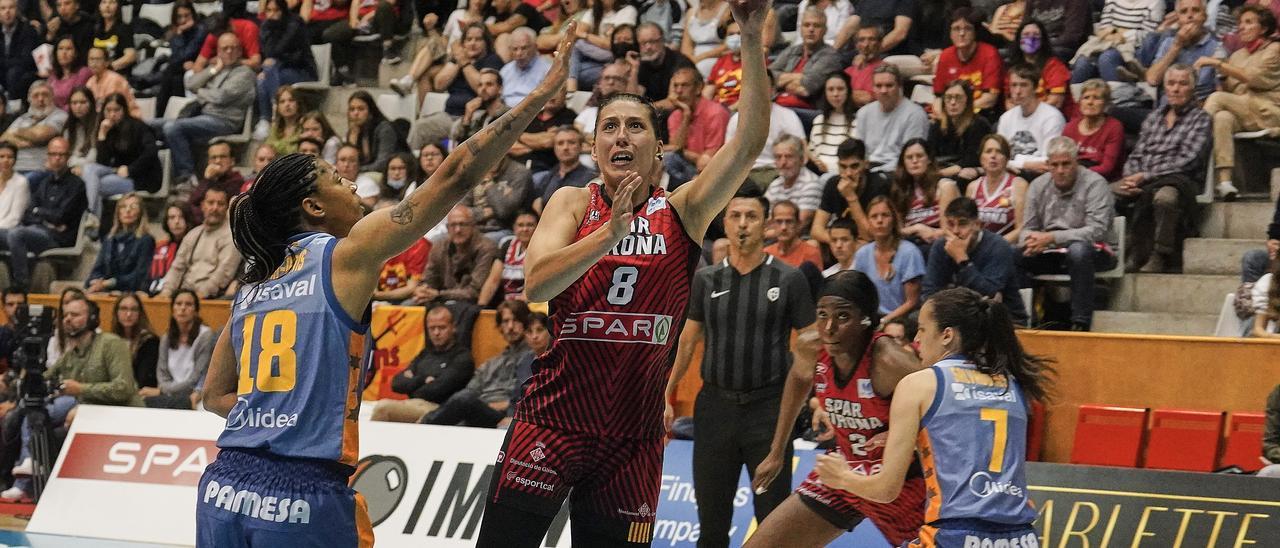 María Araújo, en una acció del partit contra el València a Fontajau.