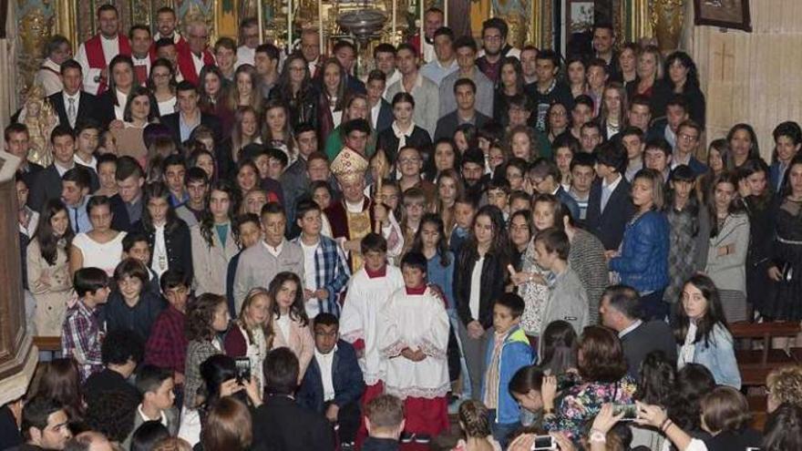 El obispo de Lugo y los sacerdotes posaron con los recién confirmados dentro de la iglesia. // Bernabé