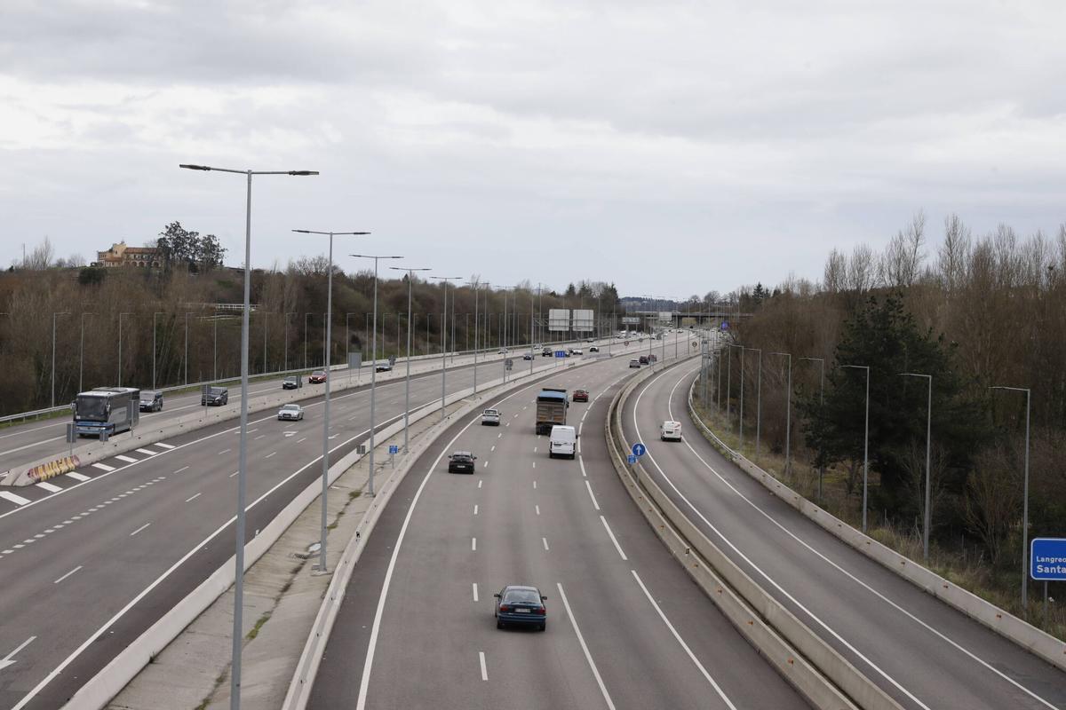 Oviedo, La Corredoria. Tráfico en la autopista Y desde la pasarela entre el polígono industrial Espíritu Santo y Parque Principado