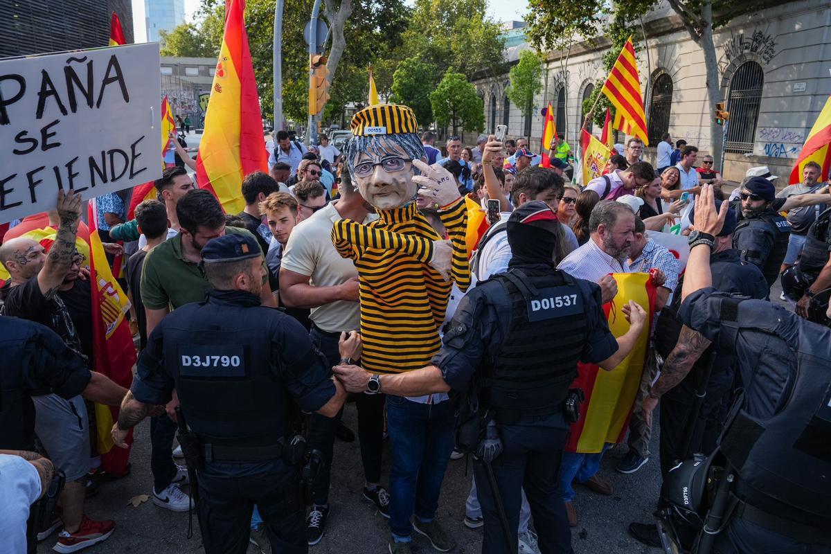 Manifestación organizada por Vox en las puertas del Parc de la Ciutadella, simultánea a la independentista