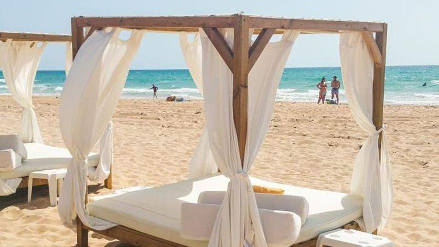 Lujo en El Campello: camas balinesas en las playas