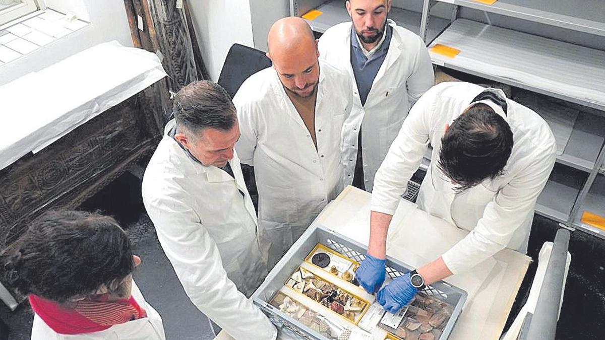 Clavijo observa parte de la colección de restos de los aborígenes de Gran Canaria.