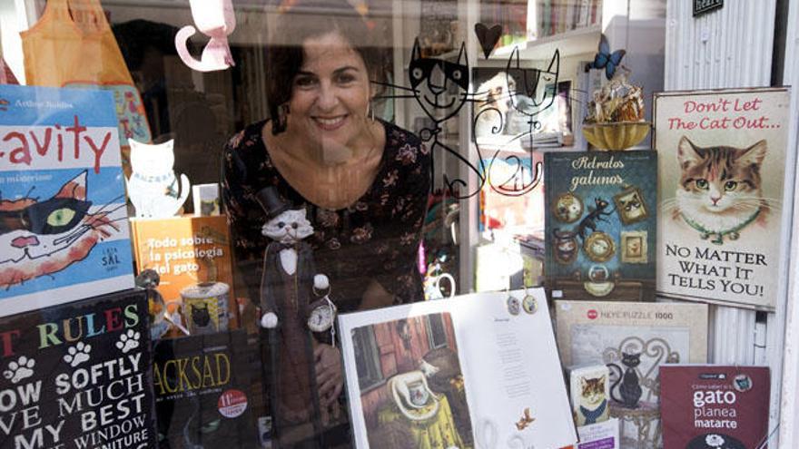 Carmen Vera, la propietaria de la librería &#039;Librería de los Gatos&#039;, en Málaga.