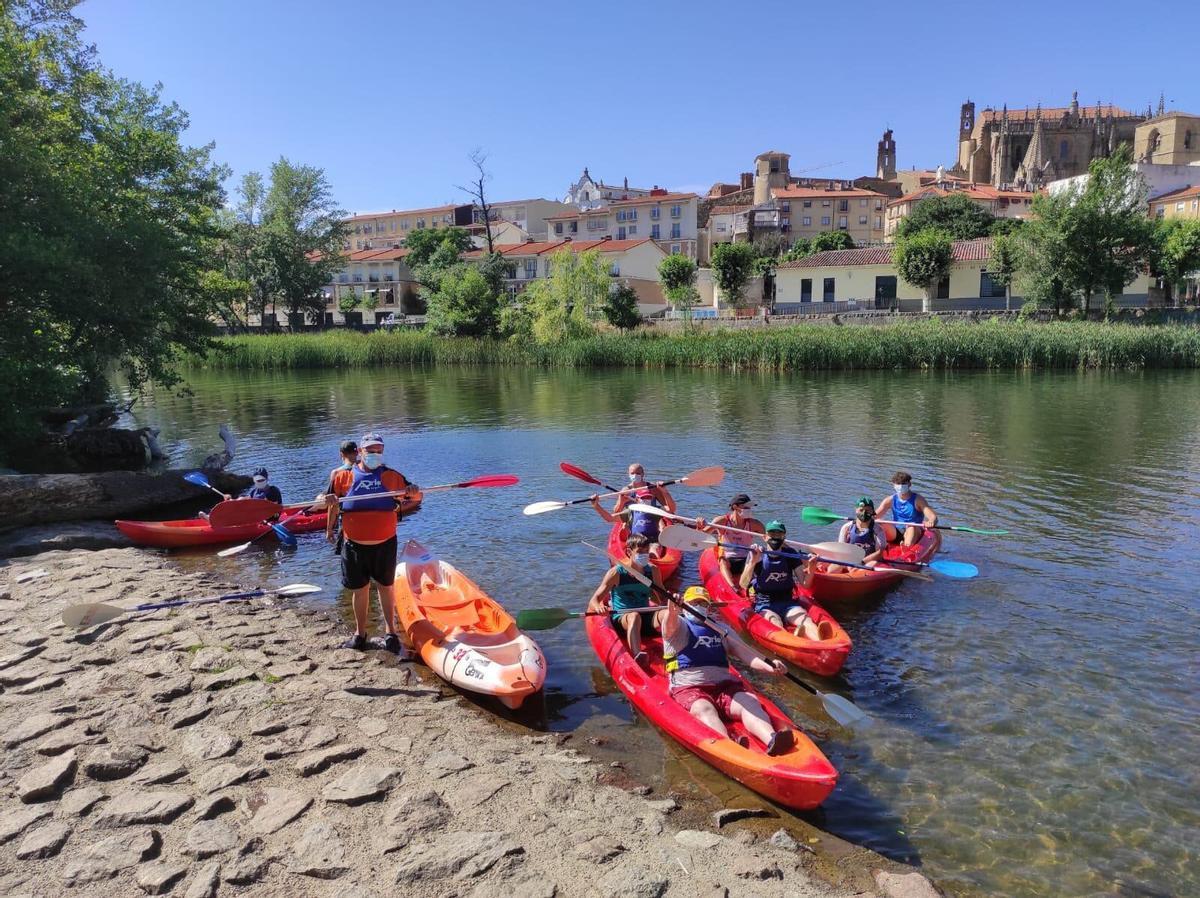 Usuarios de Placeat, en las piraguas del club Río Jerte de Plasencia.
