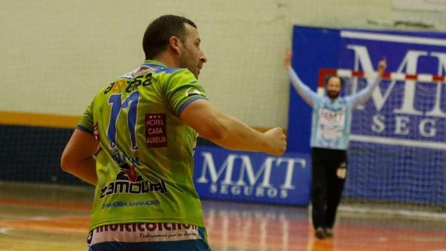 Iñaki Gómez celebra un gol anotado ayer.