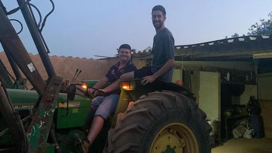 David Broncano junto al youtuber Miquel Montoro, en Mallorca subidos a un tractor