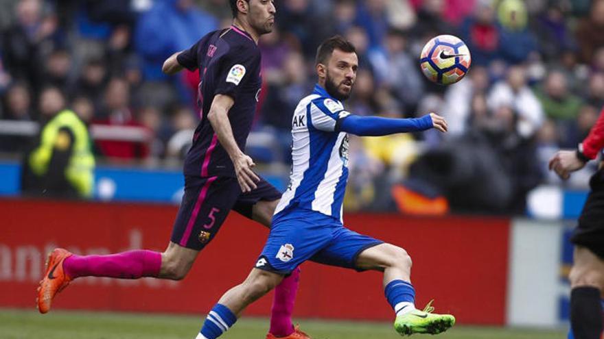 Çolak conduce el balón ante Busquets en Riazor.