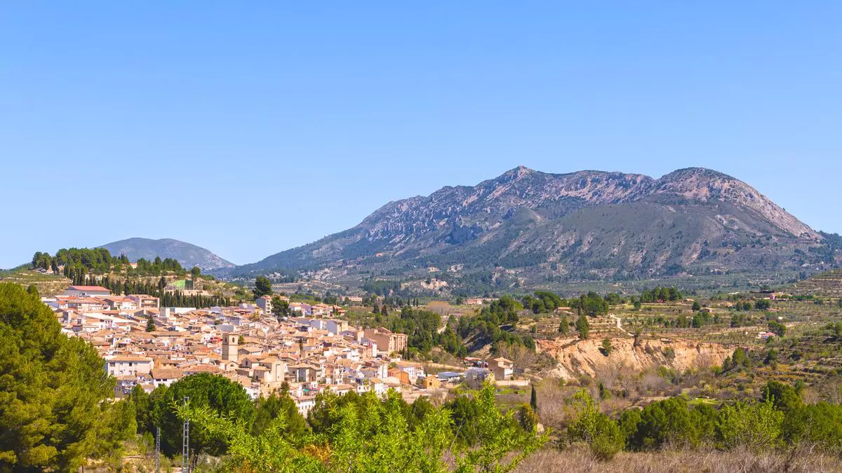 Este rincón del interior de Alicante es perfecto para verano: esconde una cascada espectacular, tiene 700 habitantes y siglos de historia