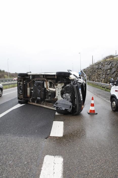 Accidente múltiple en la A8 en la salida próxima de Viesques