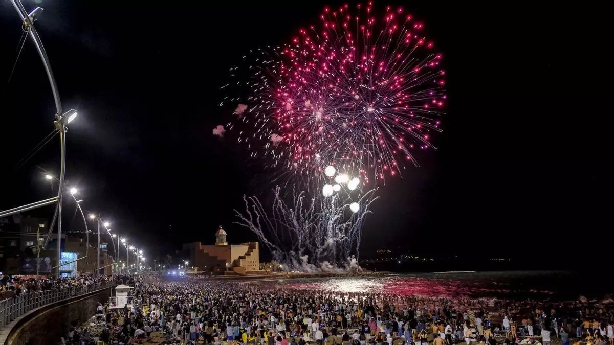 La pirotecnia ilumina Las Canteras en la noche de San Juan con voladores, tapeo y surf en Las Palmas de Gran Canaria