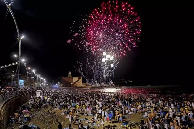 Los Fuegos Artificiales de la Noche de San Juan en Las Canteras 2026