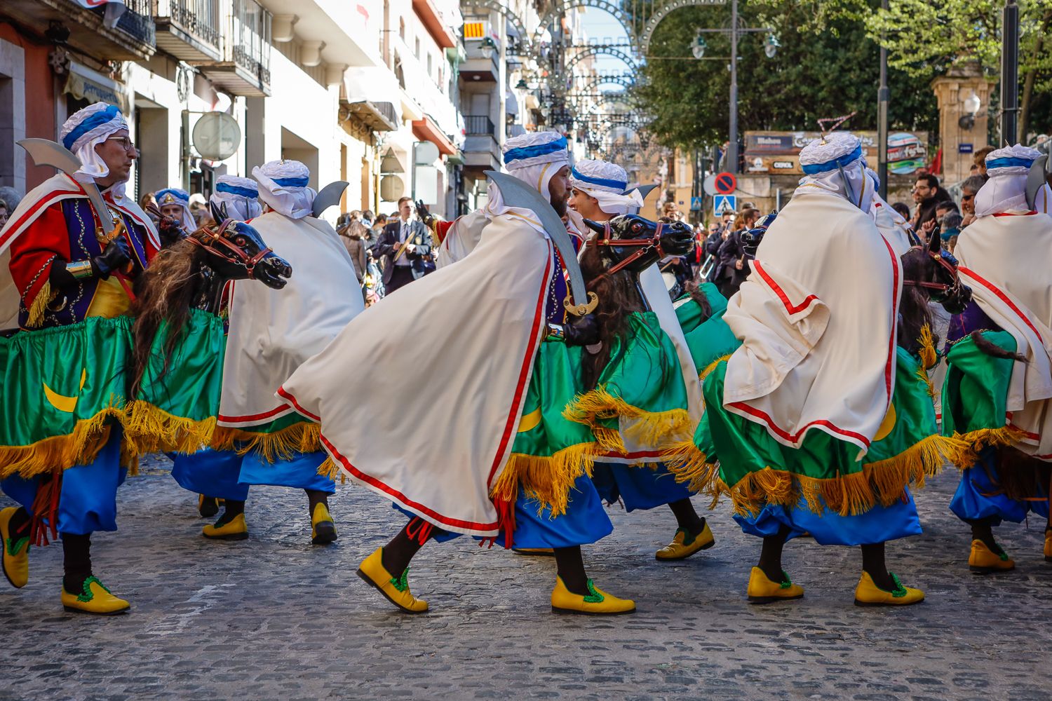 El desenfadado acto con caballos de cartón atrae cada año a un mayor número de espectadores