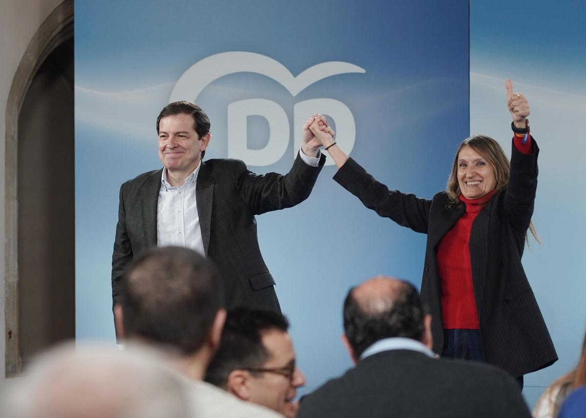 Fernández Mañueco junto a la cabeza de lista del PP en Soria, Rocío Lucas.