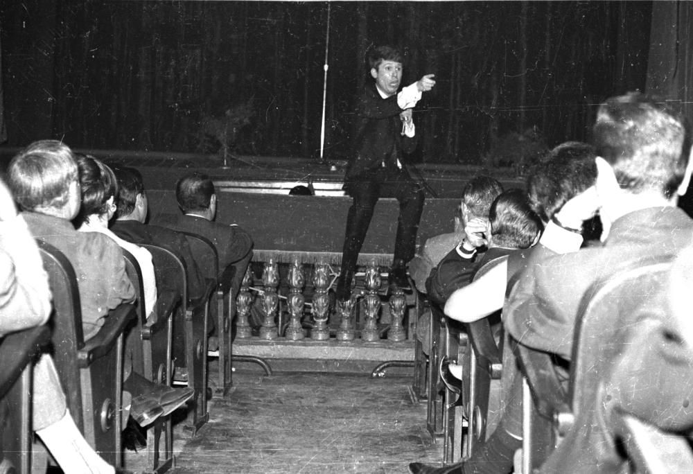 Actuación del cantante Raphael en 1970.