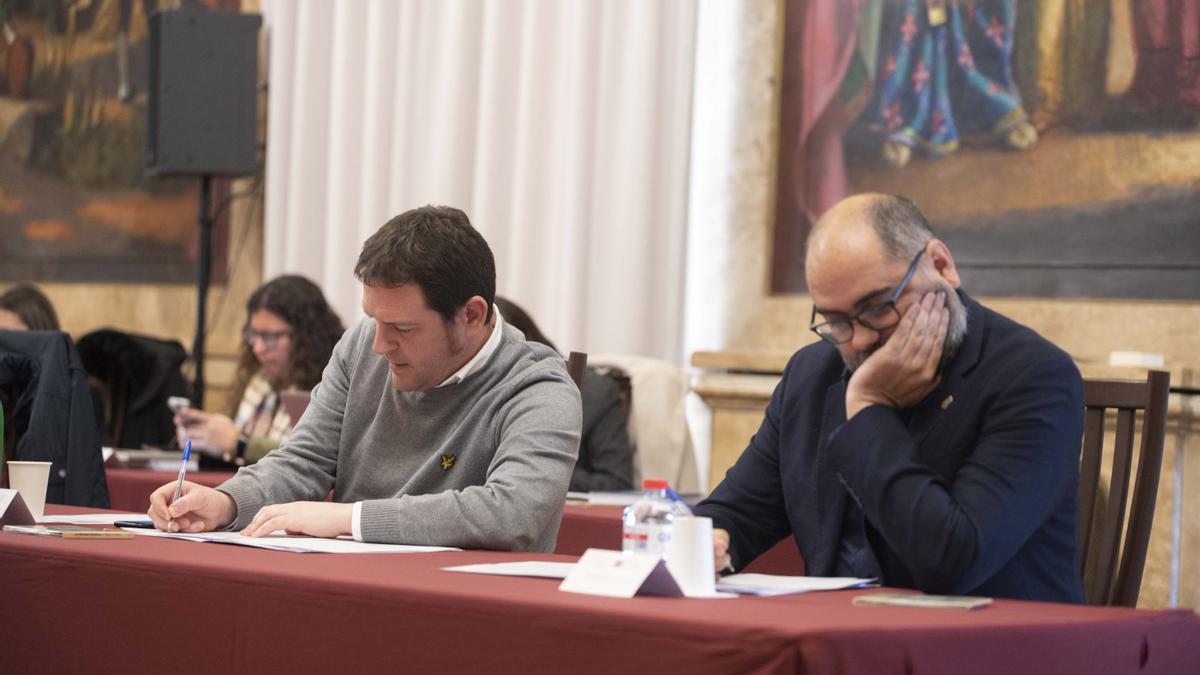 Los hasta ahora dos diputados de Compromís en la Diputación, Ignasi Garcia y Pau Ferrando, en un pleno.