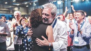 Archivo - El director del Gabinete de la Presidencia de la Comunidad de Madrid, Miguel Ángel Rodríguez, abraza a la presidenta de Madrid Isabel Díaz Ayuso.