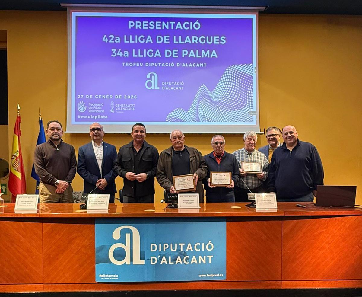 Les autoritats, amb els tres homenajats d'enguany.