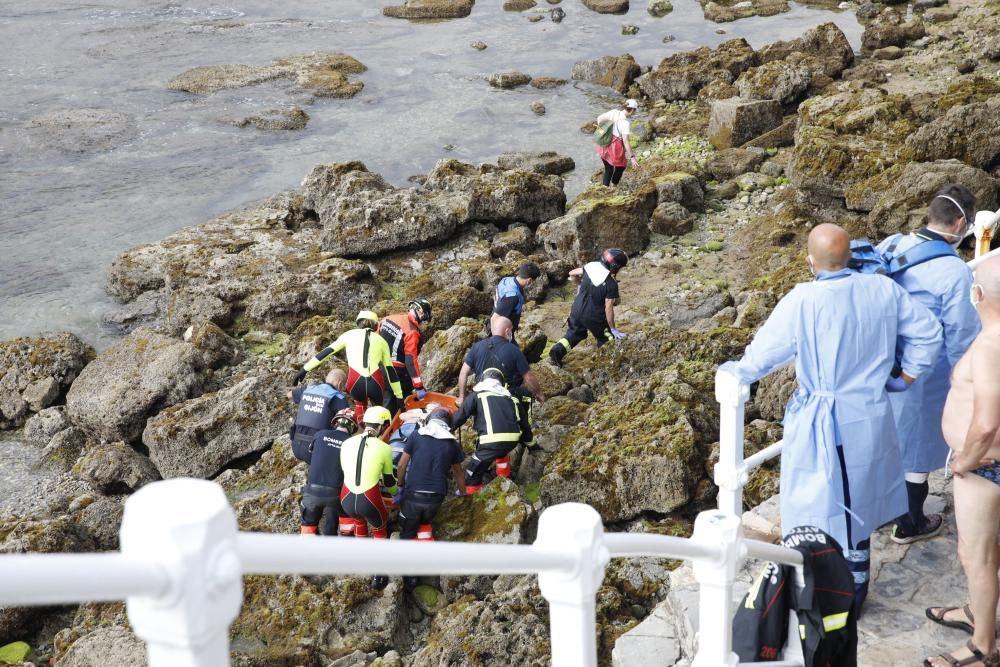 Rescatan a una mujer que se precipitó a las rocas de la playa de San Lorenzo en Gijón.