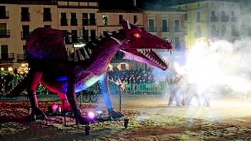 Un dragón de 14 metros arderá la noche del día 22 en la plaza Mayor