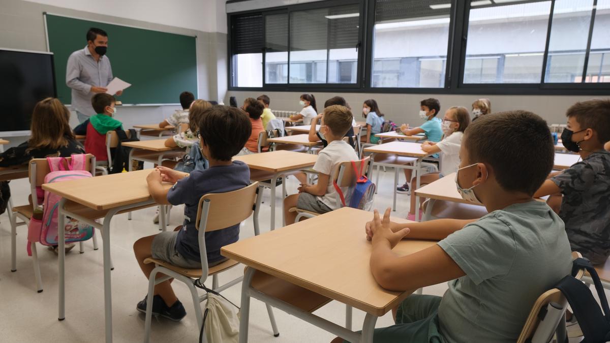 Alumnos sentados en sus pupitres en el interior de un aula del nuevo centro pacense.