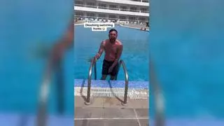 Una broma viral en Canarias: hace que el bañador de su novio se disuelva en la piscina