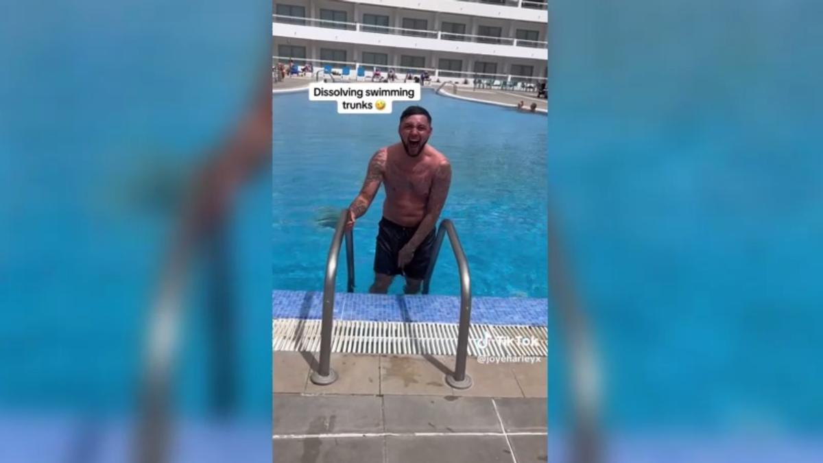 Una broma viral en Canarias: hace que el bañador de su novio se disuelva en la piscina