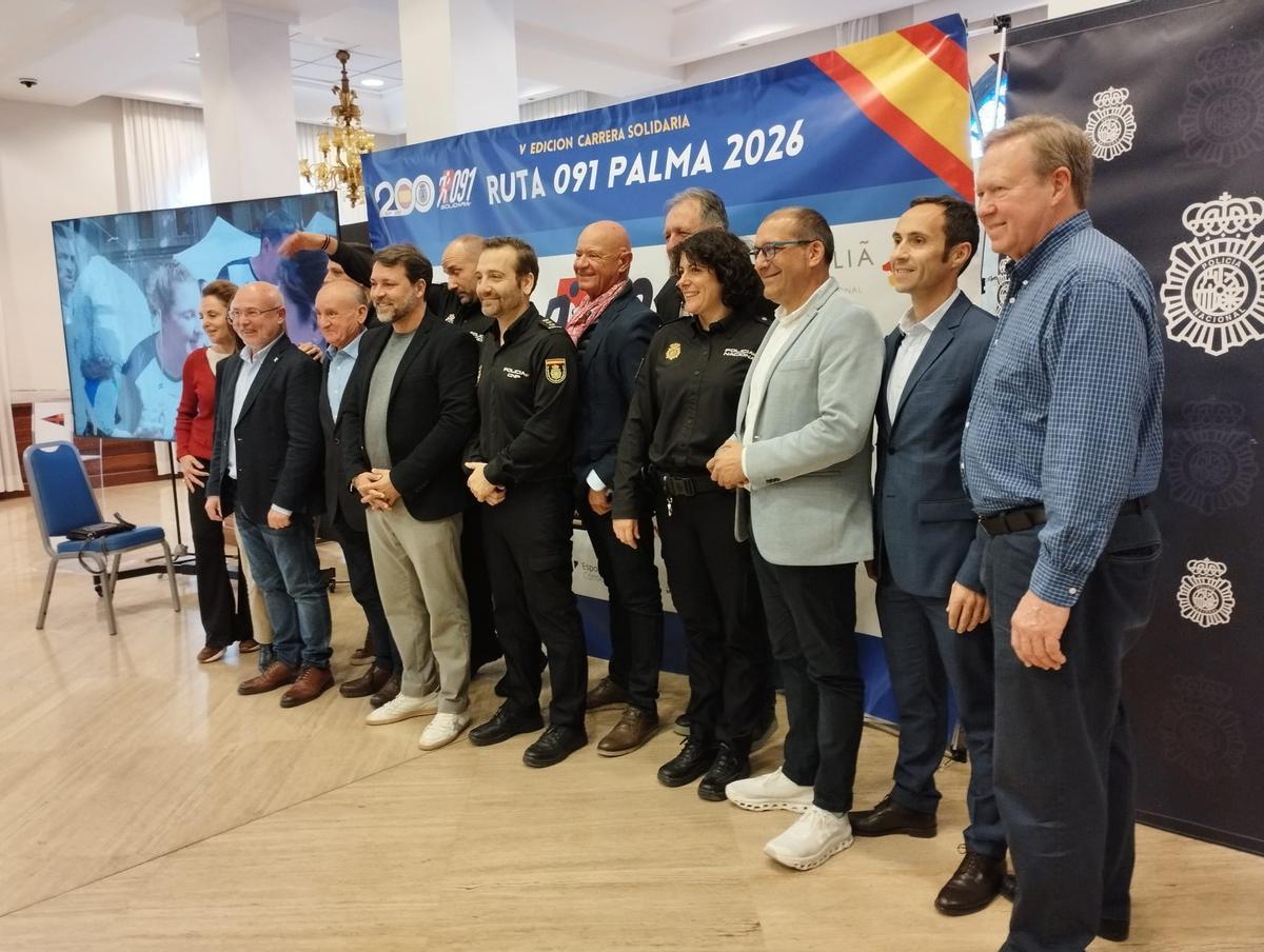 Los organizadores posan con los patrocinadores del evento.