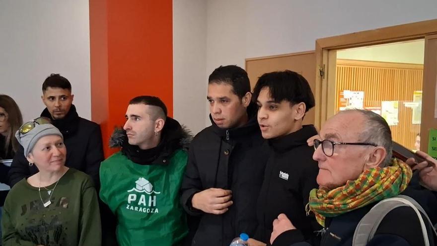 Los amigos de uno de los hijos de Hamza, deshauciados este martes, protestan en el Ayuntamiento de Zaragoza