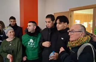 Los amigos de los hijos de Hamza protestan contra su desahucio en el Ayuntamiento de Zaragoza: "Pedimos ayuda para buscar una solución"
