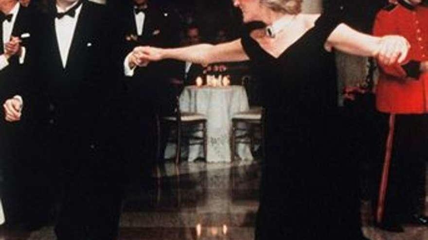 Diana de Gales baila con John Travolta en la Casa Blanca durante una visita en 1985.