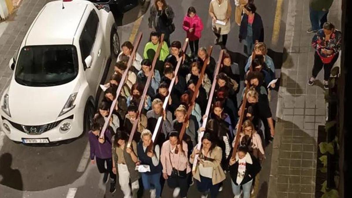 Las costaleras de la hermandad, durante un ensayo.