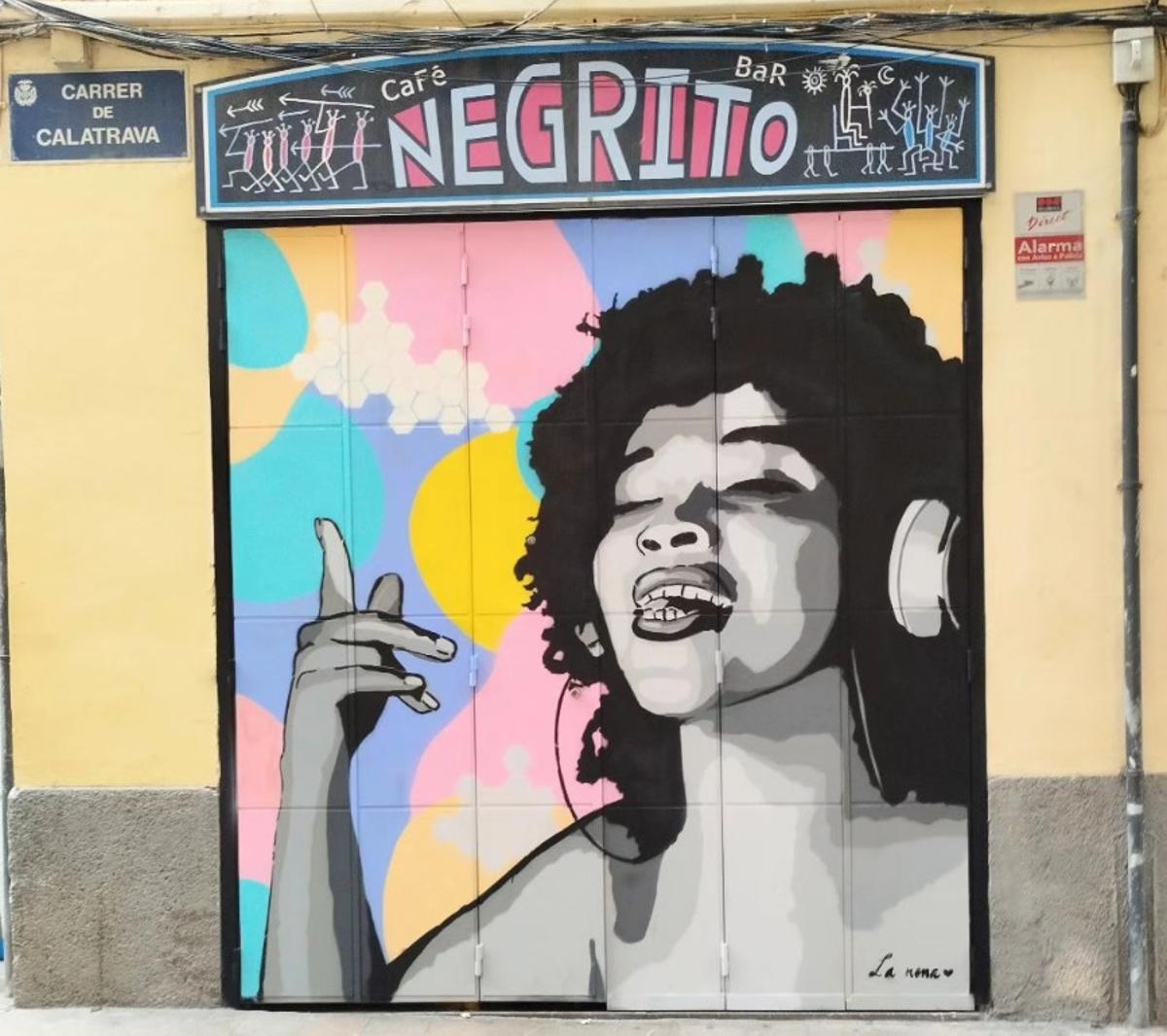 Uno de los murales del Café Negrito con una cantante como imagen principal.