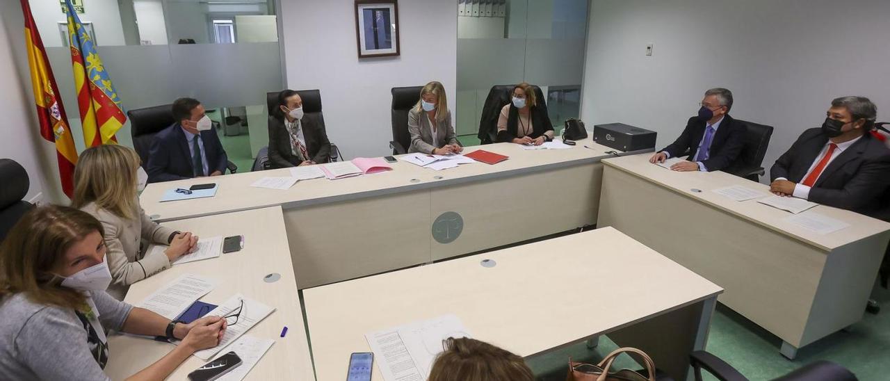 Reunión en la Audiencia de Alicante, donde Gabriela Bravo expuso el plan de nuevos juzgados de violencia de género. | HÉCTOR FUENTES