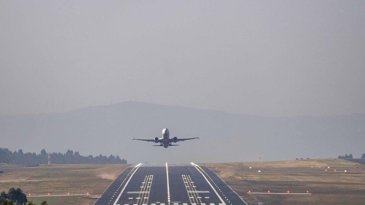 Momento en el que el primer avión de United Airlines procedente de Nueva York aterriza en el Aeropuerto de Santiago-Rosalía de Castro.
