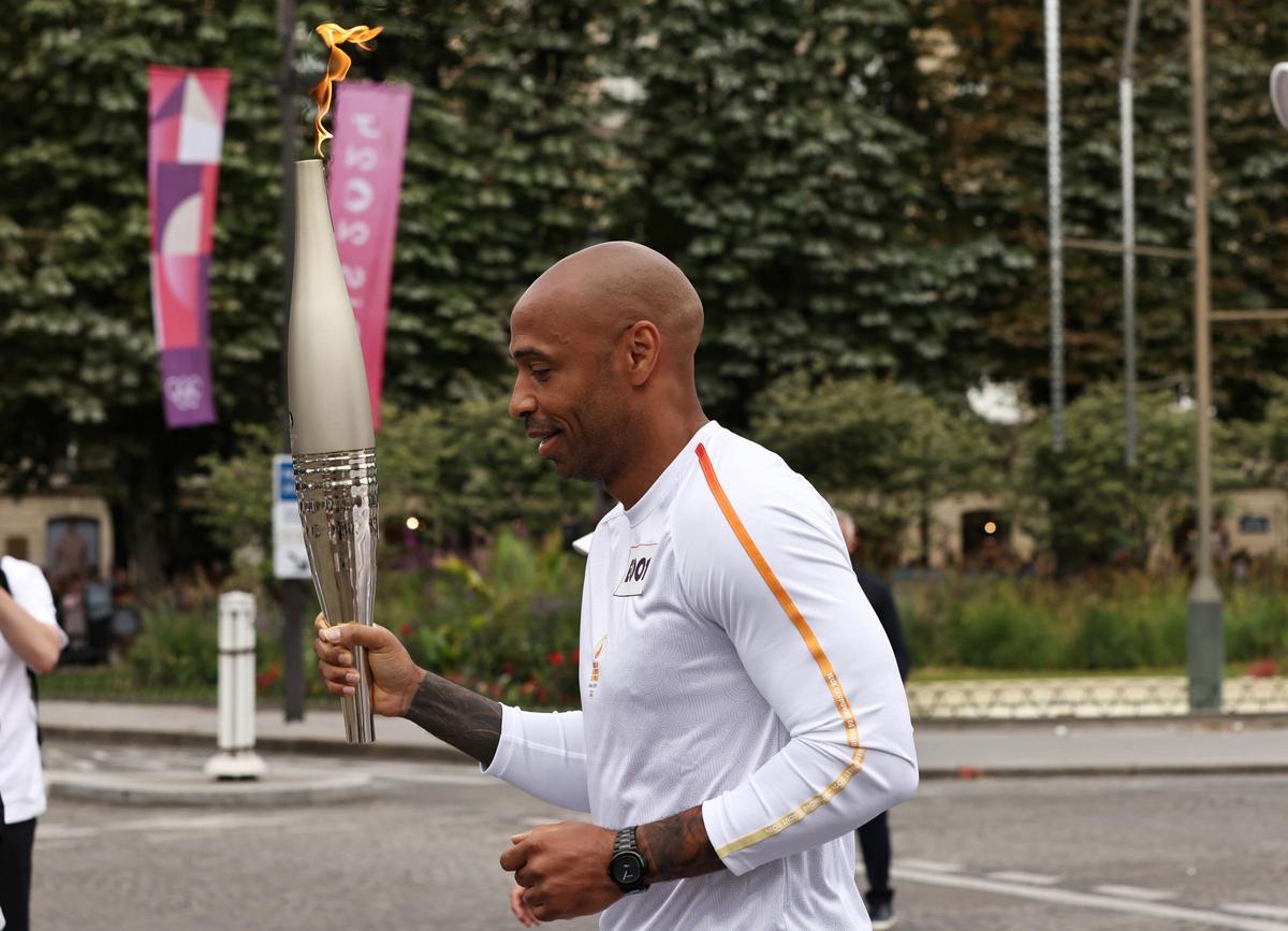 Thierry Henry portando la llama olímpica de París 2024